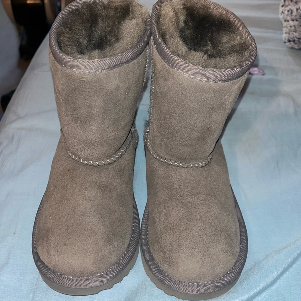 Girls Ugg Size 11 toddler Color - Gray worn once